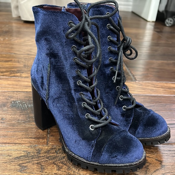 BLUE VELVET BEAUTIFUL FALL BOOTS! Size 6 1/2. NEVER BEEN ENJOYED. - Picture 8 of 9